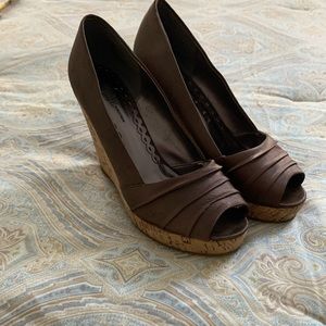Satin brown with 4” cork wedge